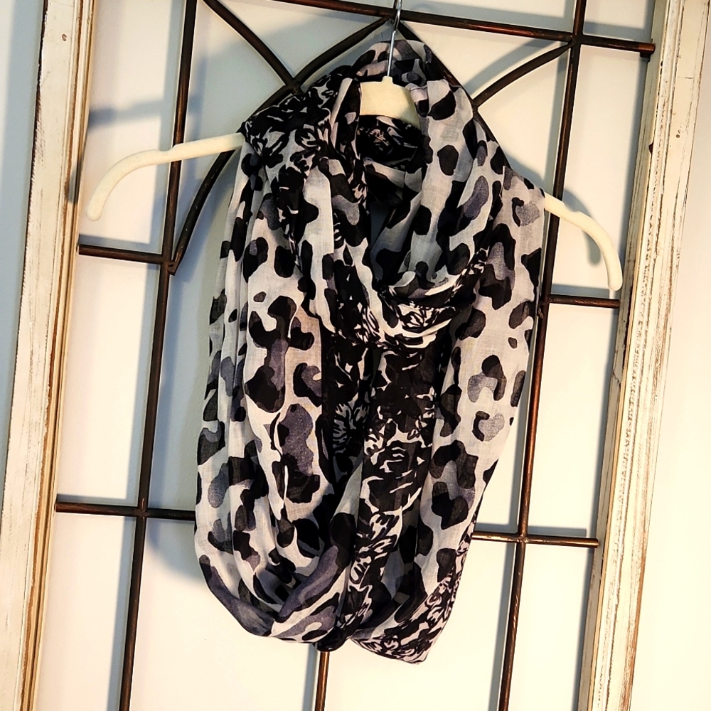 Berkshire Fashions Black & White Infinity Scarf